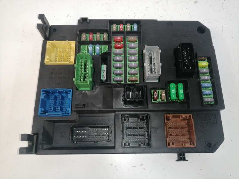 CAJA RELES / FUSIBLES