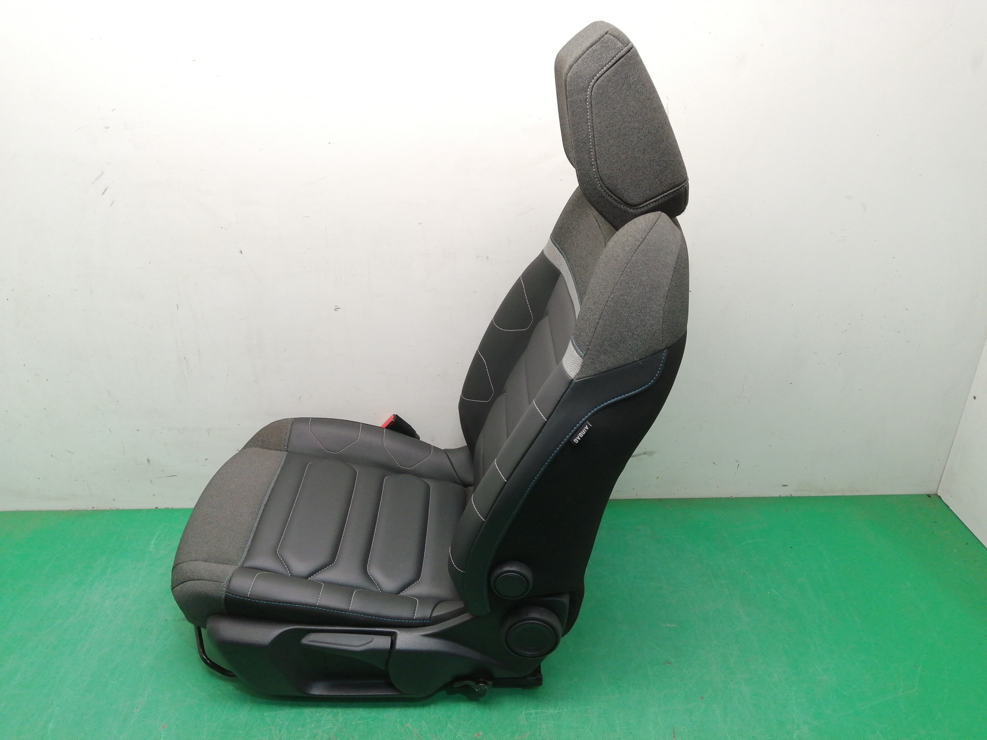 ASIENTO DELANTERO IZQUIERDO