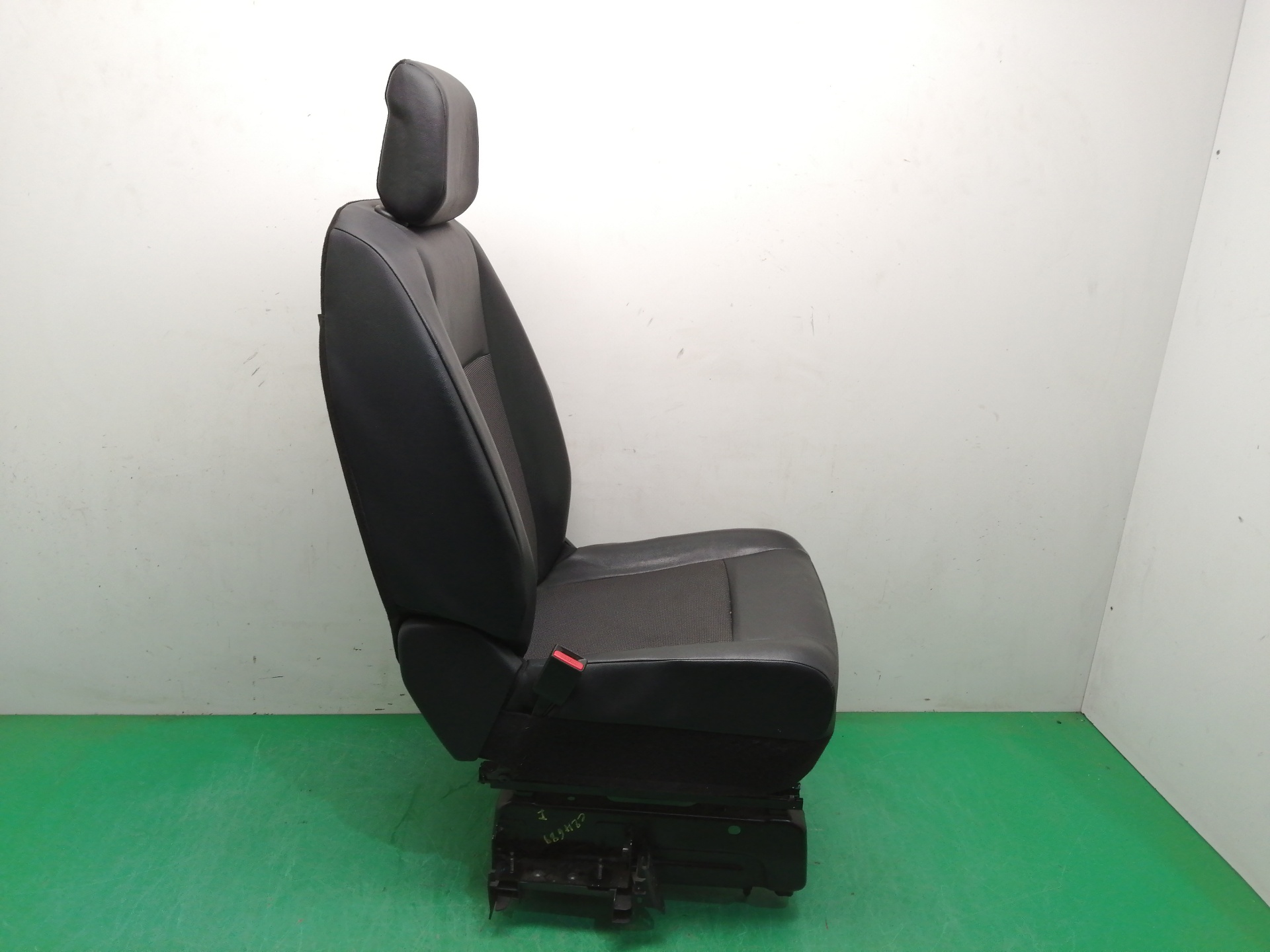 ASIENTO DELANTERO IZQUIERDO