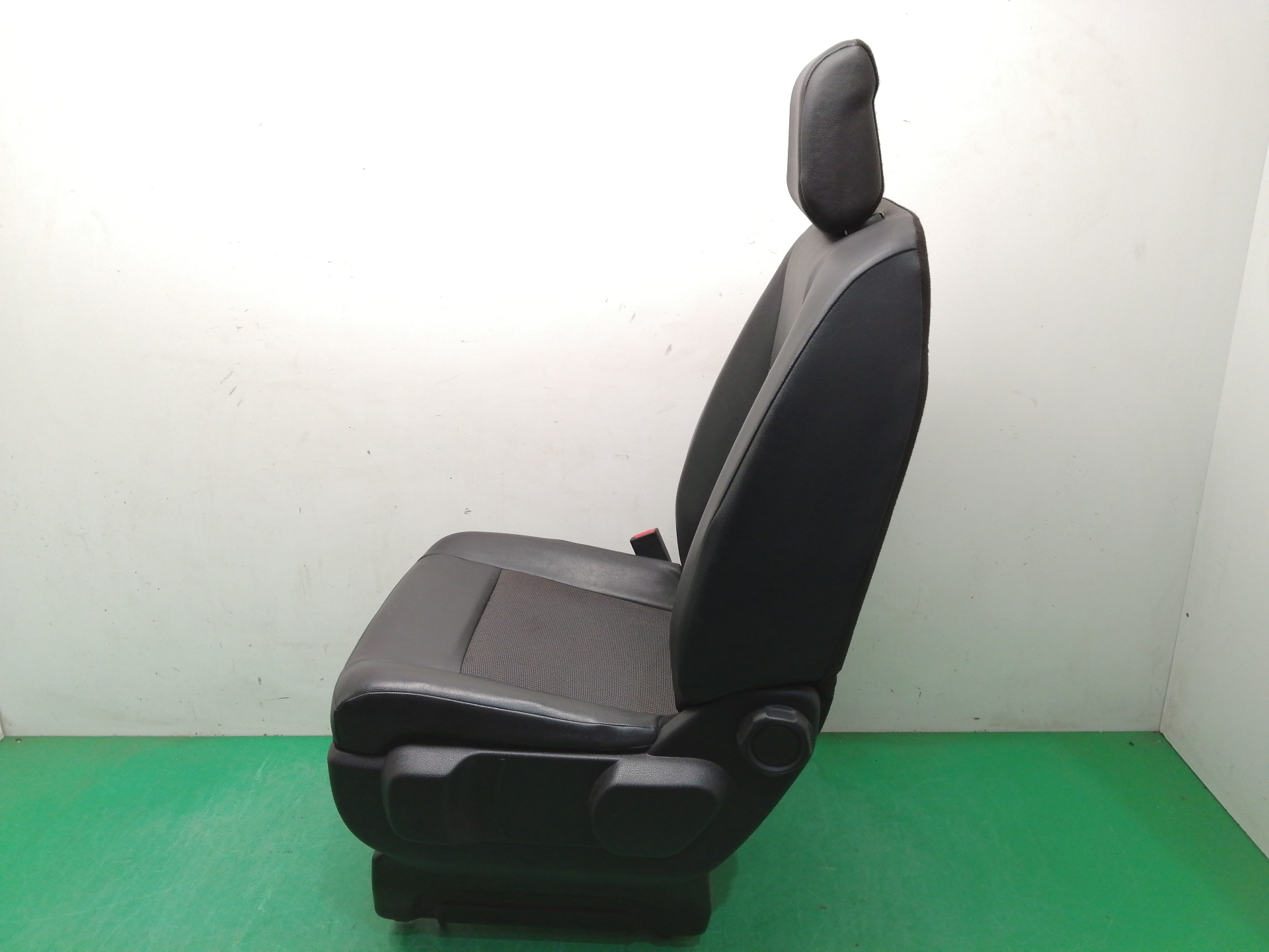 ASIENTO DELANTERO IZQUIERDO