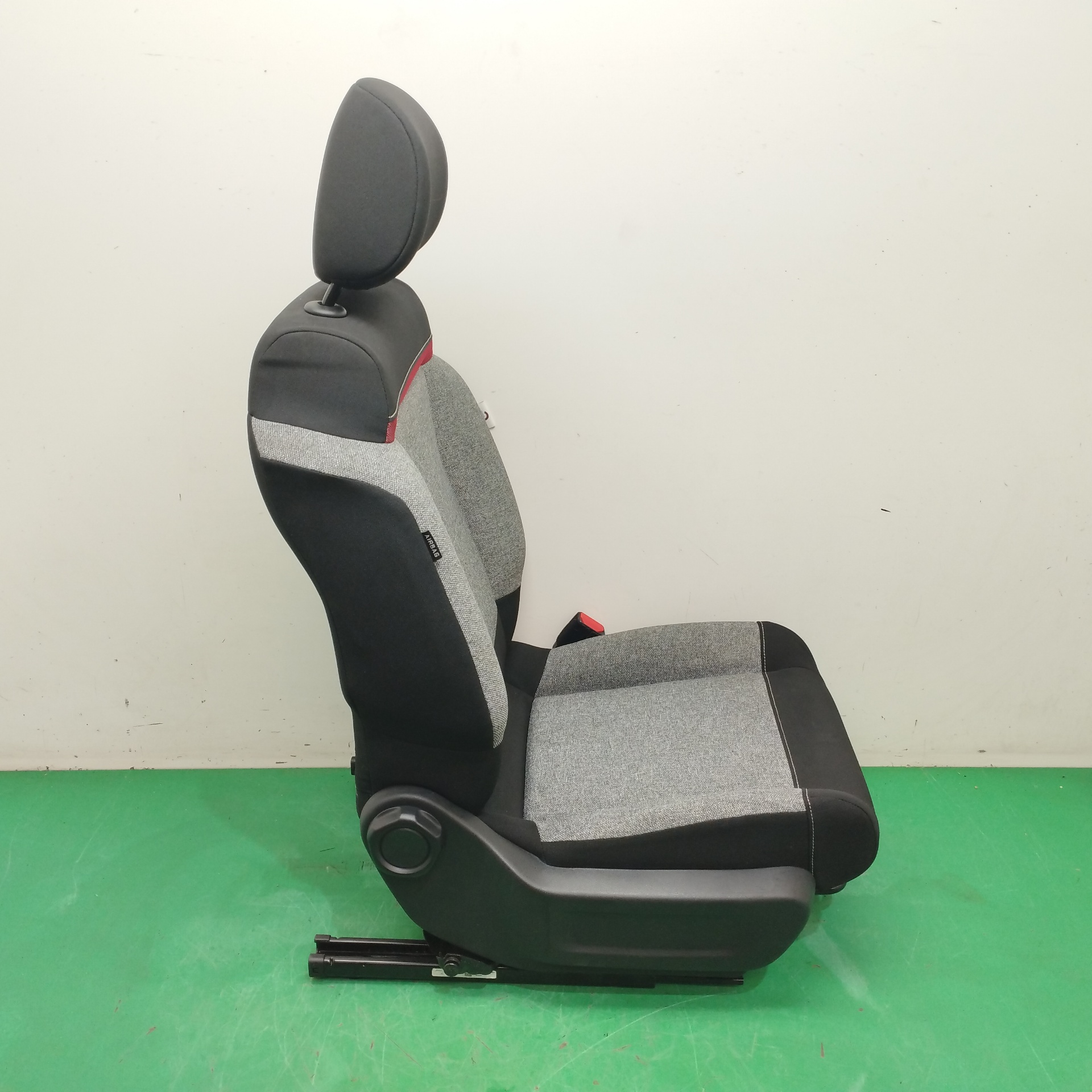 ASIENTO DELANTERO IZQUIERDO