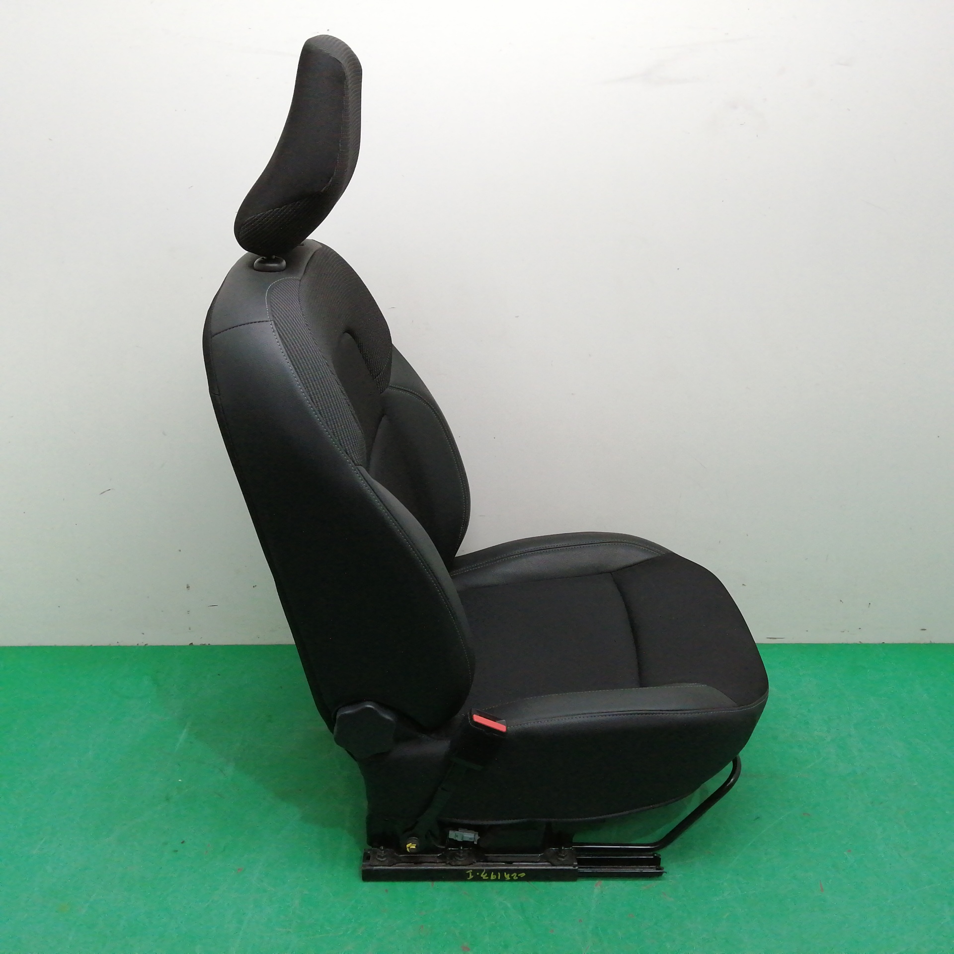 ASIENTO DELANTERO IZQUIERDO