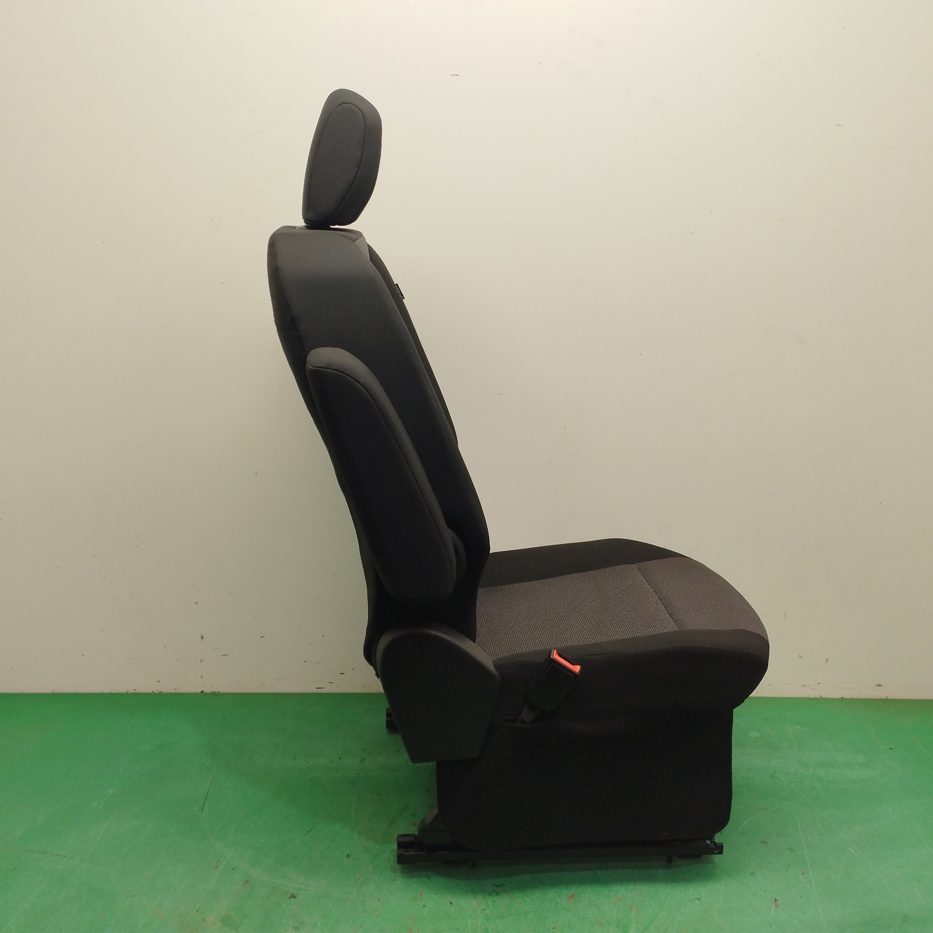 ASIENTO DELANTERO IZQUIERDO