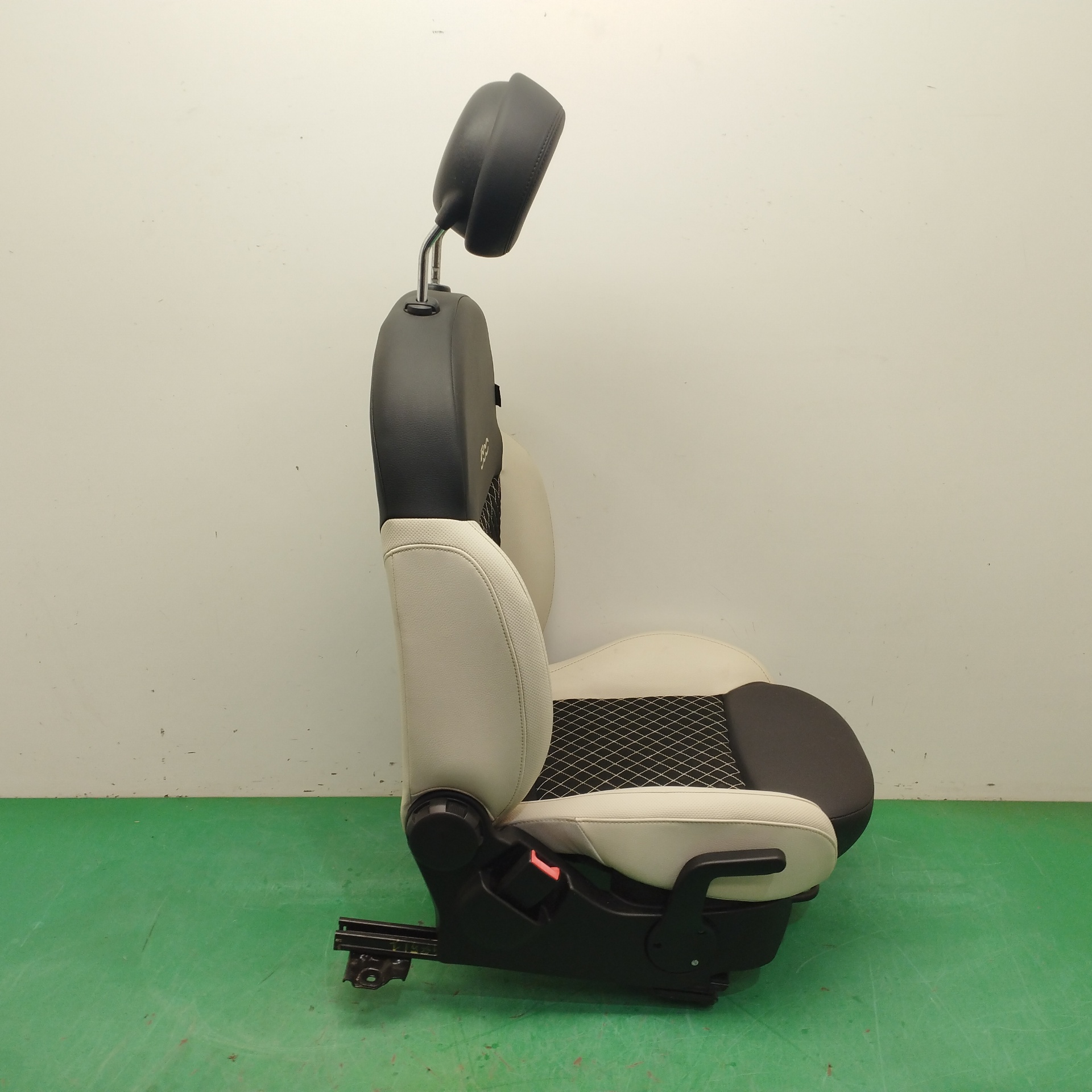 ASIENTO DELANTERO IZQUIERDO