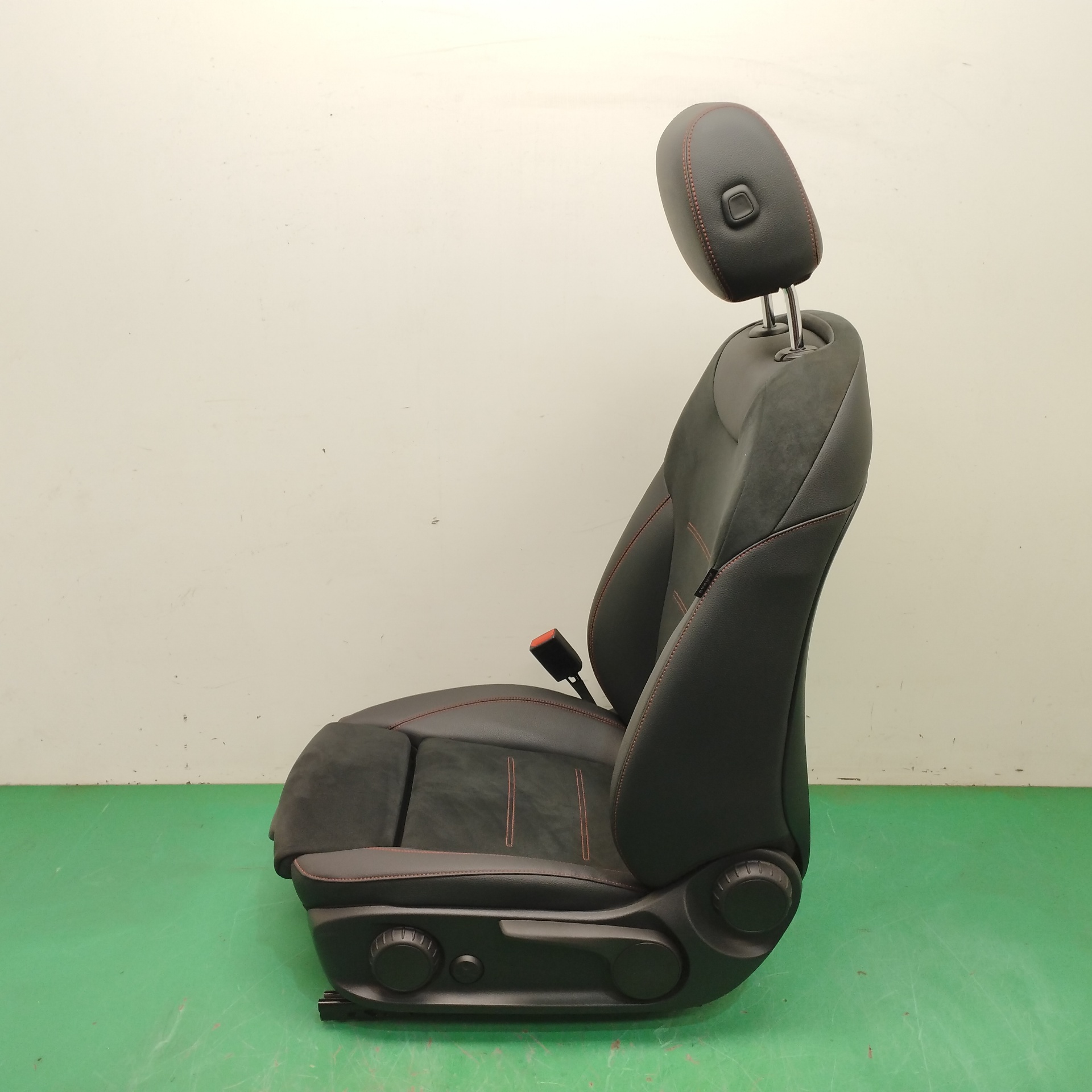 ASIENTO DELANTERO IZQUIERDO