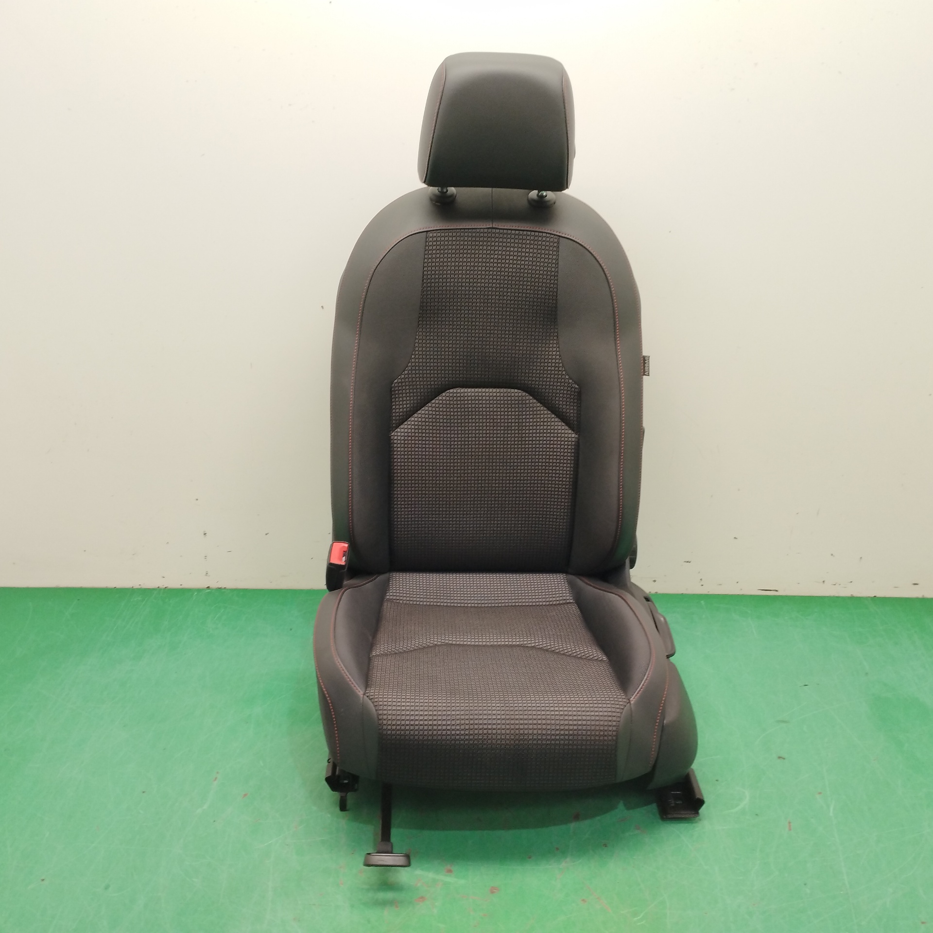 ASIENTO DELANTERO IZQUIERDO