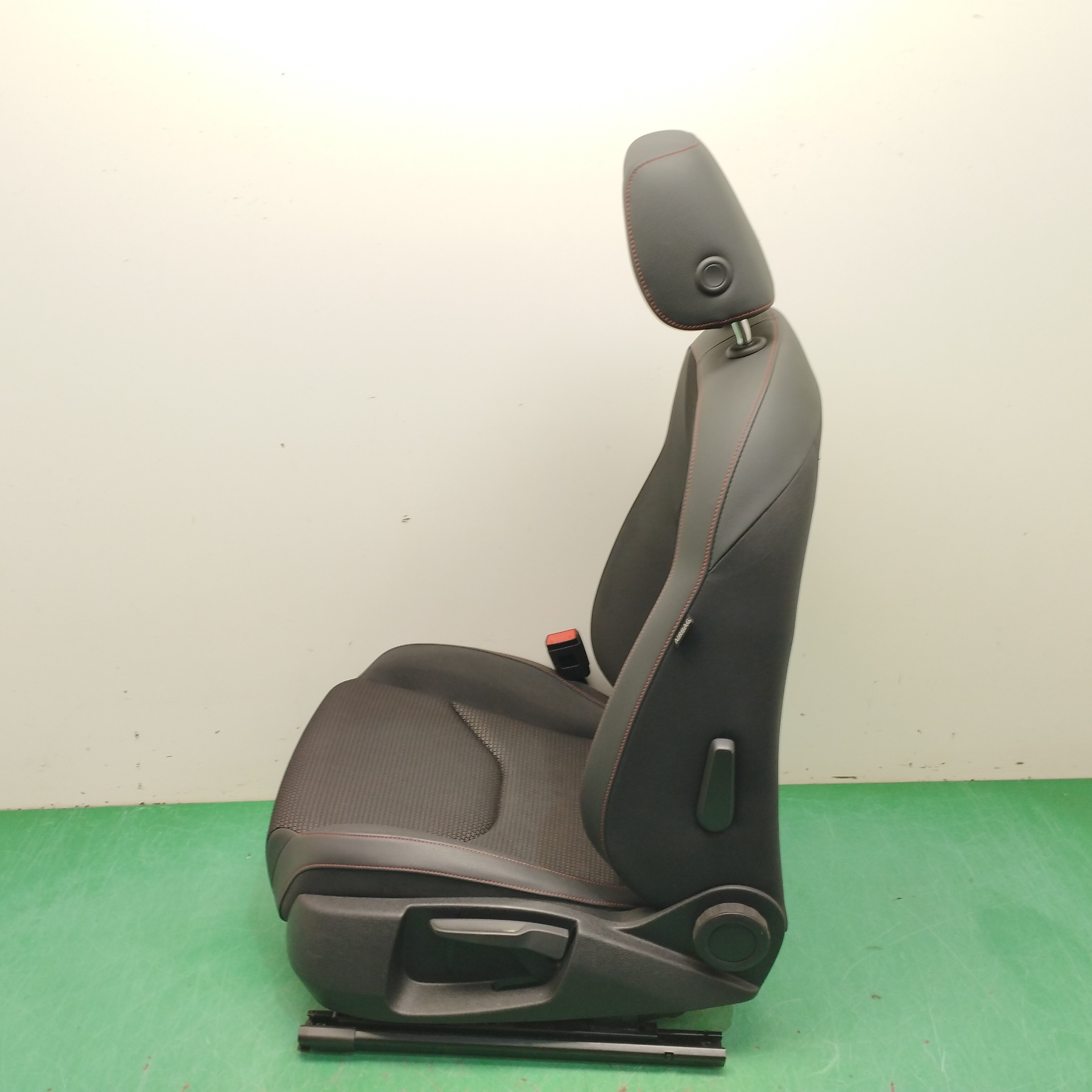 ASIENTO DELANTERO IZQUIERDO