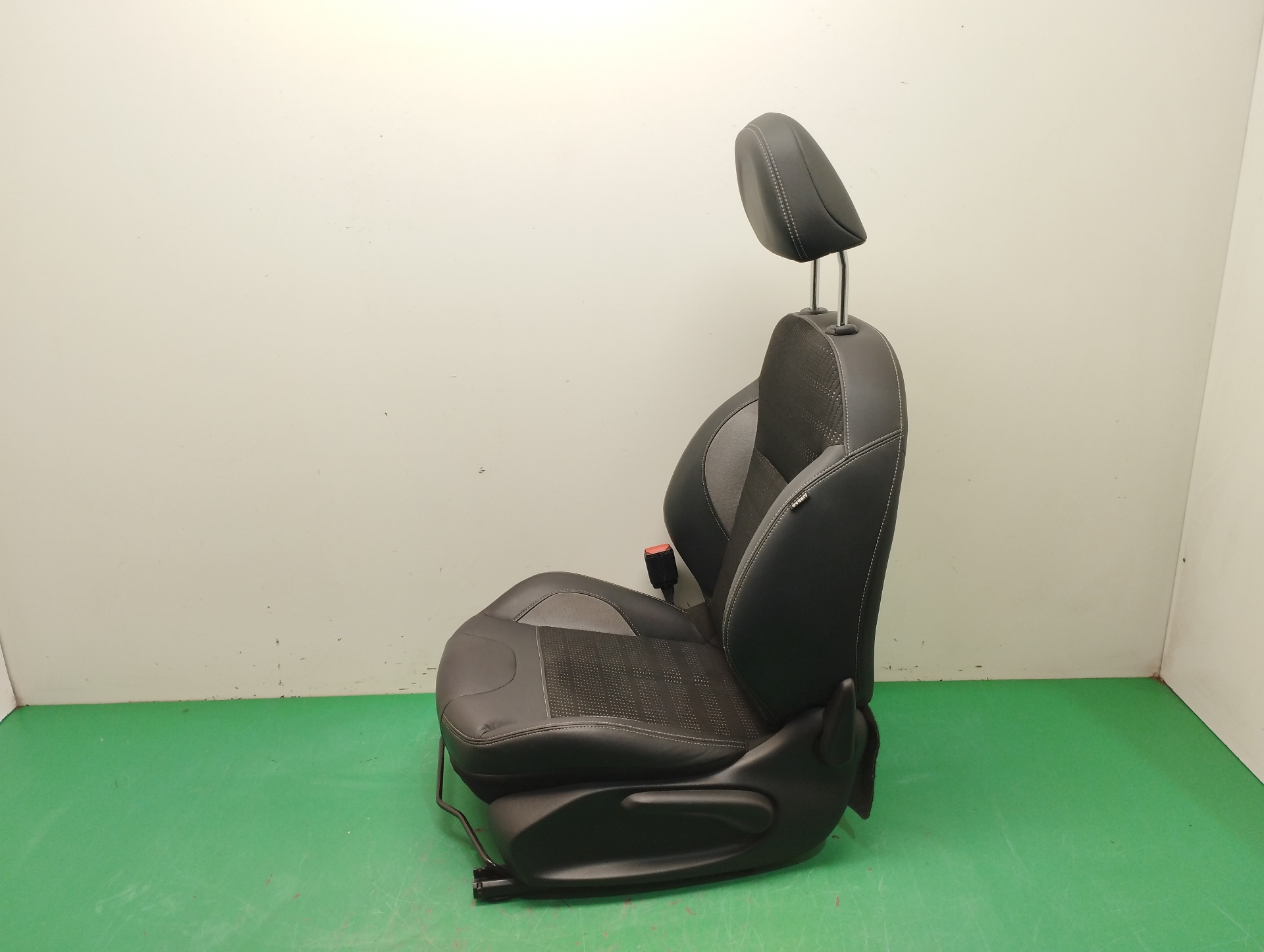 ASIENTO DELANTERO IZQUIERDO