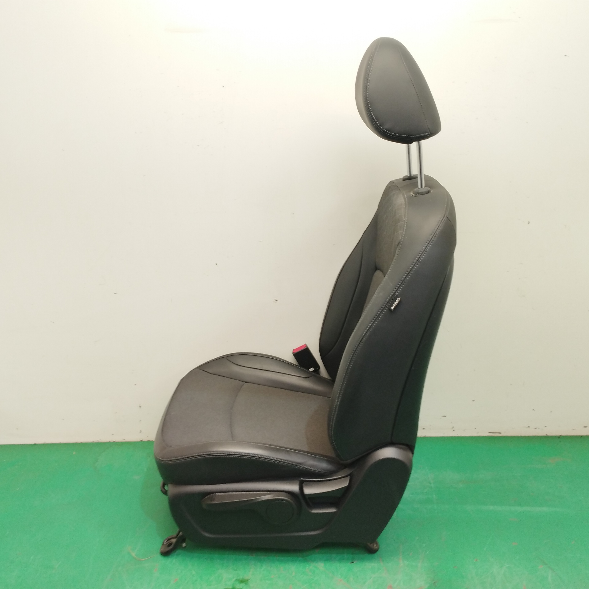 ASIENTO DELANTERO IZQUIERDO